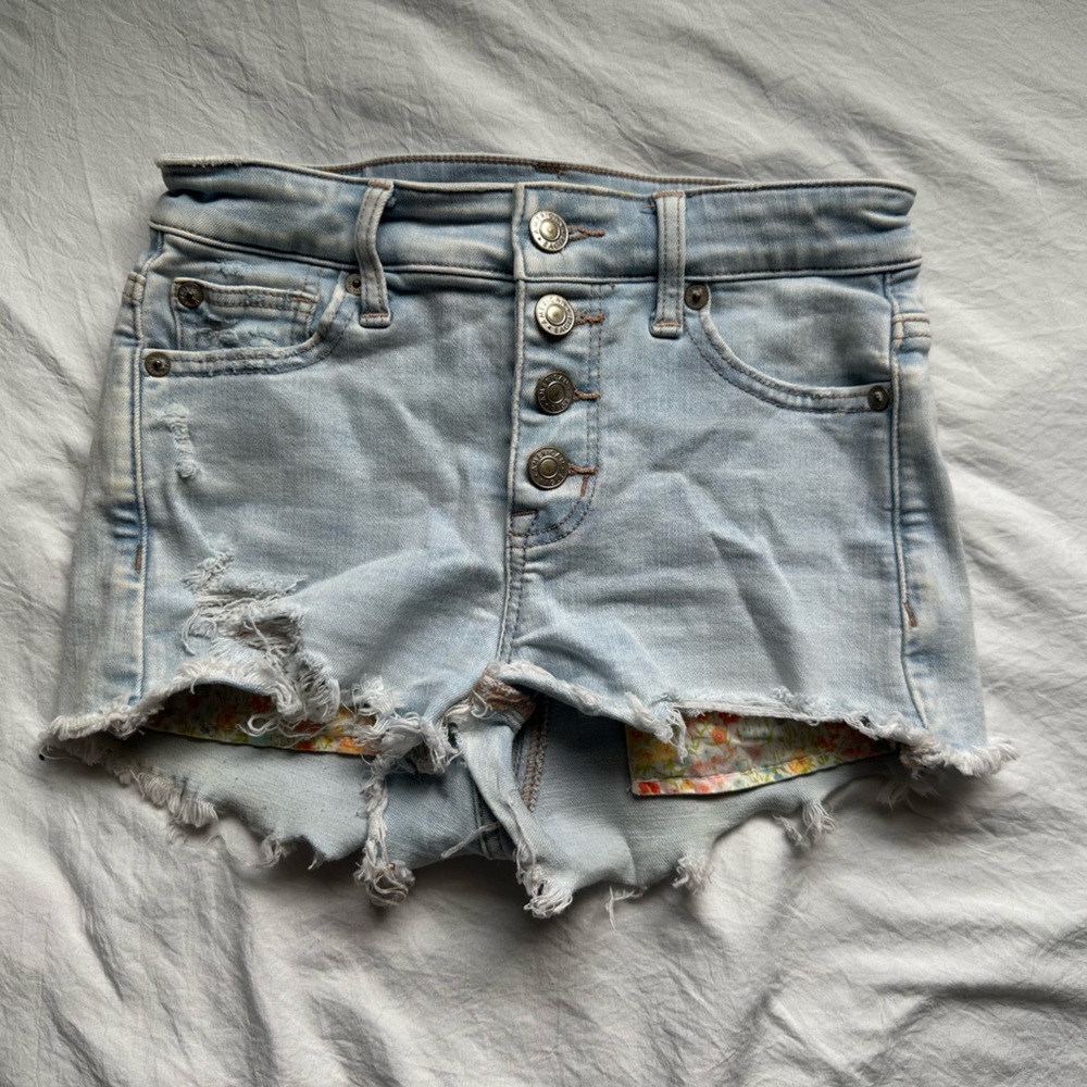NWOT American Eagle Light Wash Button Up Jean Shorts With Floral Pockets